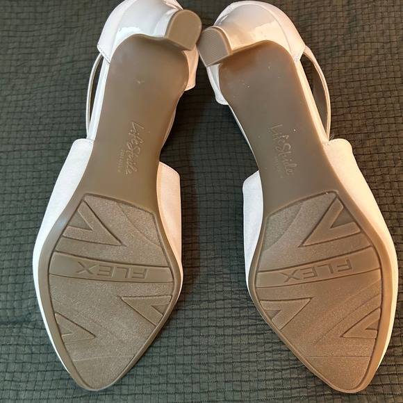 New LifeStride Giovanna 2 Almond Microfiber Women's Heels Size 7.5M Cream Pumps - Picture 4 of 16